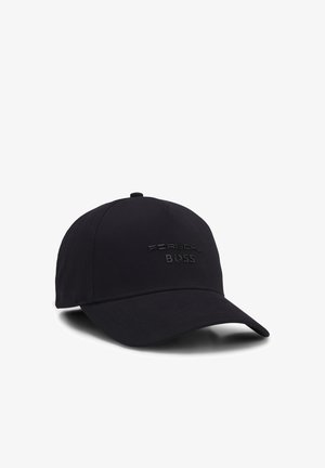 Zwarte baseballpet met gebogen klep en reliëf Porsche Boss-logo aan de voorkant in het midden.