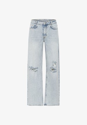 Jeans anchos de mezclilla azul claro con desgastes en las rodillas, que cuentan con un diseño clásico de cinco bolsillos y un cierre de botones.