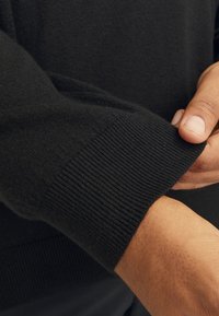 Jack & Jones JJEEMIL ROLL NECK - Pulóver - black