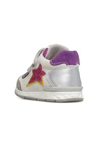 Sneaker in camoscio grigio con una stella glitterata rosa, accenti gialli e un tallone argentato. Presenta un pannello testurizzato e chiusura con velcro.