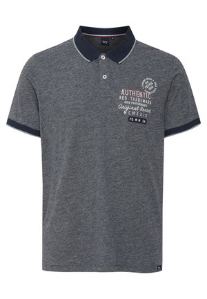 Polo-skjorte i mørkegrå stof med en tekstureret overflade. Har en navy krave, accent-striber og flerfarvet trykt branding foran.