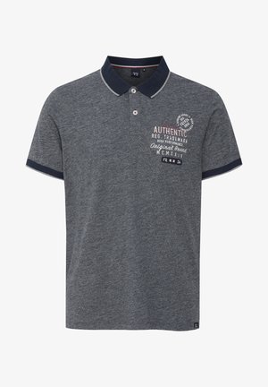 Polo en tissu gris foncé avec une finition texturée. Présente un col marine, des rayures d'accent et un logo imprimé multicolore à l'avant.