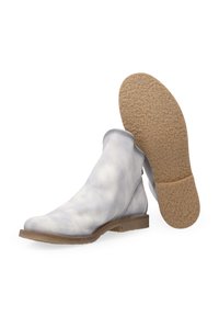 Graue Leder-Stiefeletten mit abgerundetem Zeh, strukturiierter Gummisohle und dezenten Wolkenmustern auf dem Obermaterial.