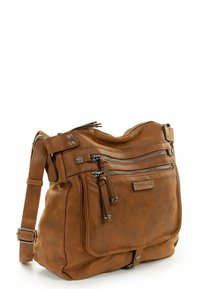 Brun läderhandväska med flera dragkedjefickor, en avslappnad design och justerbar axelrem. Anmärkningsvärd hårdvara inkluderar dekorativa nitar.