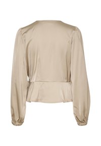 Blusa beige in satin con maniche lunghe a sbuffo, polsini arricciati e un orlo a peplo leggermente svasato. Texture liscia, scollatura rotonda.
