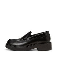 Chaussure noire en cuir avec un bout arrondi et une épaisse semelle plateforme noire. Présente des détails de couture subtils et un logo de marque sur le côté.