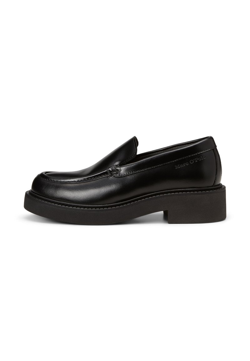 Chaussure noire en cuir avec un bout arrondi et une épaisse semelle plateforme noire. Présente des détails de couture subtils et un logo de marque sur le côté.