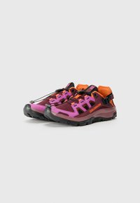 Leichte Outdoor-Schuhe in Pink, Lila und Orange. Mesh-Obermaterial für Atmungsaktivität, Gummisohle für bessere Griffigkeit und ein schnelles Schnürsystem.