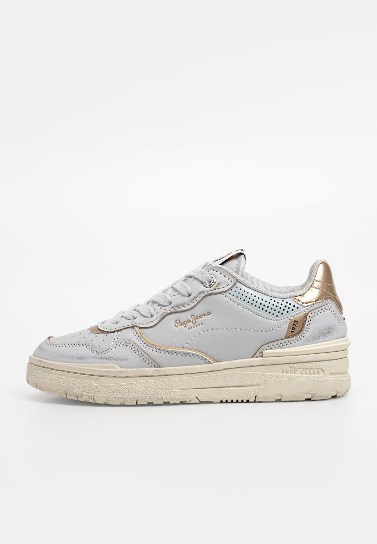 Weiße und beige Sneaker mit goldenen Akzenten, durchbrochener Verzierung nahe der Ferse und "Pepe Jeans 1973" Branding an der Seite und der Sohle.