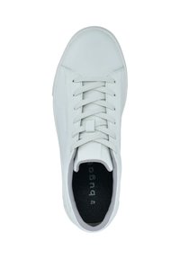 Weiße Ledersneaker mit Schnürdesign, runder Zehenpartie, gepolstertem Zungenbereich und subtiler Markenkennzeichnung auf der Innensohle. Glatte Textur und minimale Akzente.