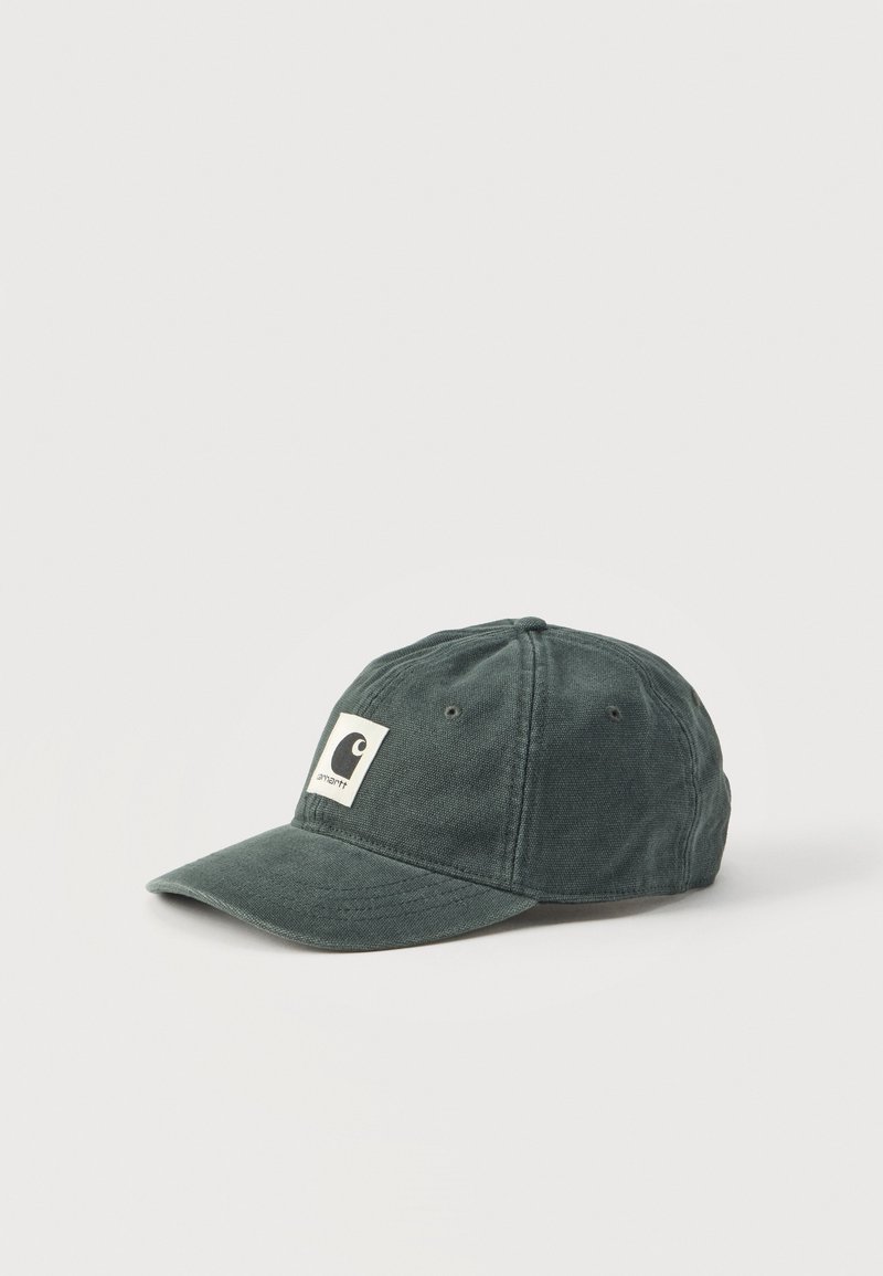 Σκούρο πράσινο καπέλο baseball Carhartt με κυρτή γείσο και λογότυπο στο μπροστινό μέρος σε λευκό φόντο.