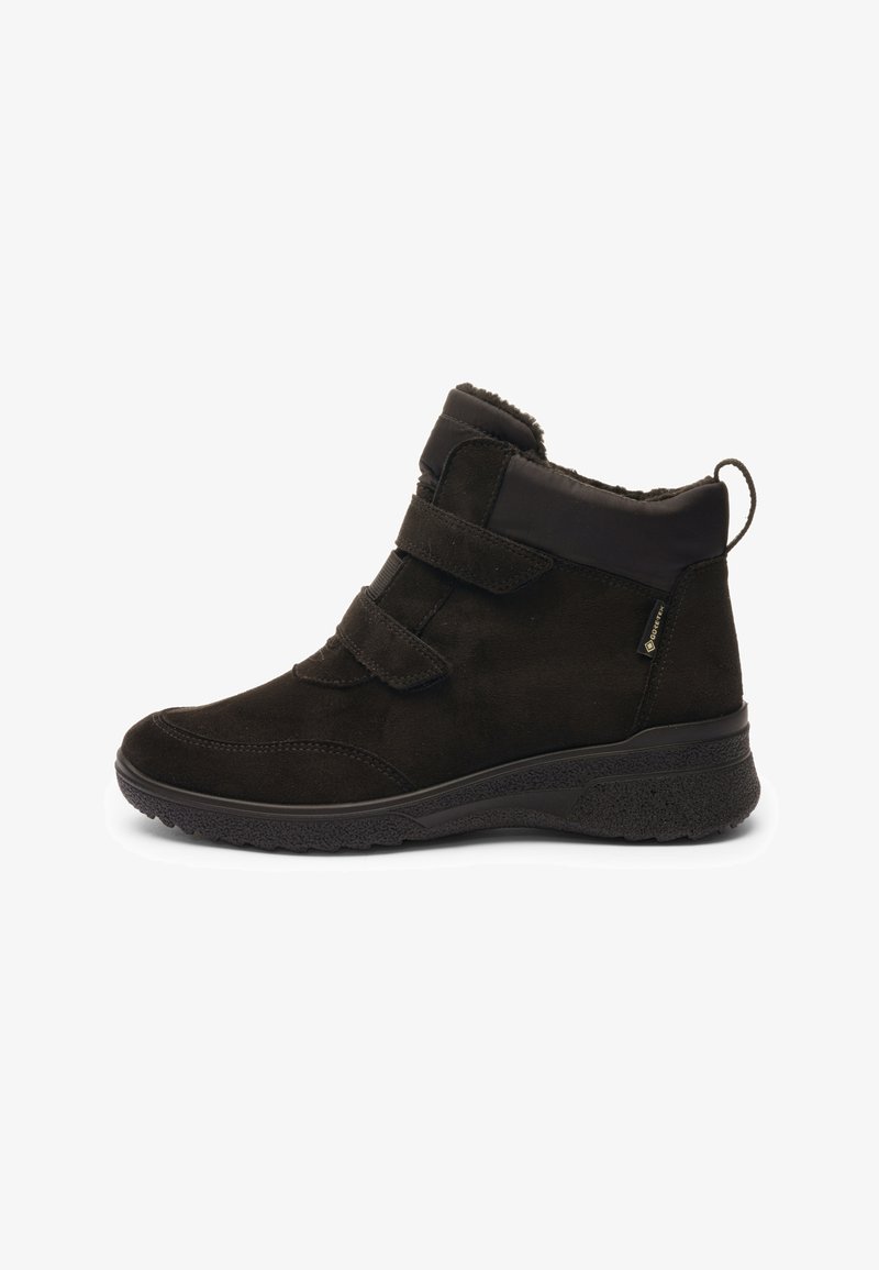 Stivaletto alla caviglia in suede nero con due cinturini in velcro, suola spessa e texturizzata, collarino imbottito e etichetta Gore-Tex sul lato.