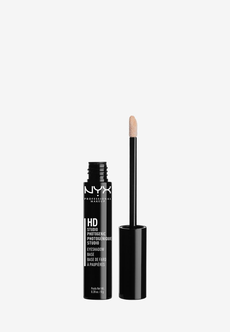 Tube cylindrique noir avec une finition mate. Porte un texte blanc indiquant "NYX HD Studio Photogenic Eyeshadow Base." Comprend un applicateur en forme de pied de biche.