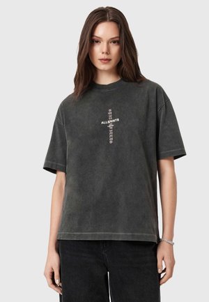 Camiseta de algodón de gran tamaño en gris oscuro con mangas cortas, que presenta el texto blanco "ALLSAINTS" en una línea vertical en la parte frontal, ajuste casual.