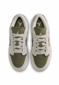 Zielono-białe trampki z gładką skórzaną cholewką, teksturowanym zielonym językiem z siateczki, płaskimi sznurowadłami i perforowanym przodem buta. Kultowe logo na języku.