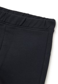 Zwarte, rekbare leggings met een gathered tailleband, een gladde textuur en platte naden voor comfort. Geen zichtbare patronen of hardwaredetails.