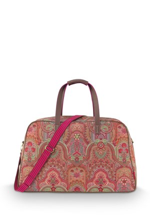 Dufflebag met een kleurrijk bloemen- en paisleypatroon, gemaakt van stof. Heeft een roze gestreepte schouderriem en bruine handgrepen. Met ritssluiting.