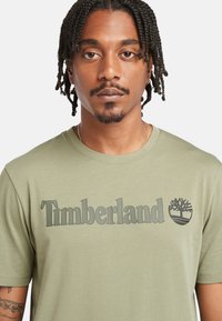 Timberland LINEAR LOGO - Triko s potiskem - cassel earth