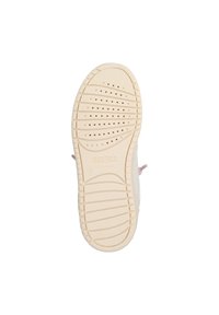 Sneaker bianco con suola crema texturizzata, caratterizzata da una scanalatura decorata e fori di drenaggio. Accenti rosa chiaro vicino ai lacci.
