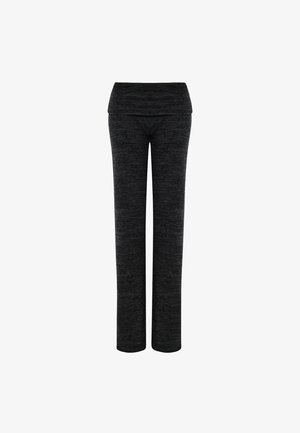 Zwarte, gestructureerde broek met een brede, opvouwbare tailleband en rechte pijpen. Gemaakt van zacht, rekbaar materiaal dat geschikt is voor casual draag.