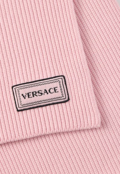 Ροζ ριμπ πλεκτό κασκόλ με μαύρο και λευκό λογότυπο "VERSACE". Απαλή υφή με λείο φινίρισμα, σχεδιασμένο για ζεστασιά.