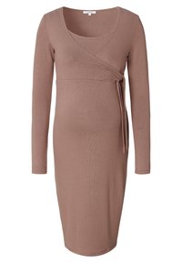 Robe de maternité en tissu tricot doux marron clair, avec un design en portefeuille, des manches longues et un nœud à la taille. Texture lisse, longueur genou.