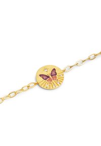 Bracciale in oro con un ciondolo circolare decorato con un design di farfalla viola e arancione, piccole pietre trasparenti e un motivo a raggi di sole. Stile a catena.