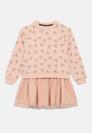 Abito a maniche lunghe color rosa chiaro con motivi ripetuti di fiocchi sulla parte superiore e gonna in tulle a strati sul fondo.