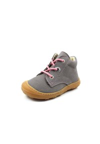 Grauer Lederschuh mit rosa Schnürsenkeln, runder Zehenform und einer sandfarbenen Gummisohle. Verfügt über gestickte Akzente und eine strukturierte Oberfläche.