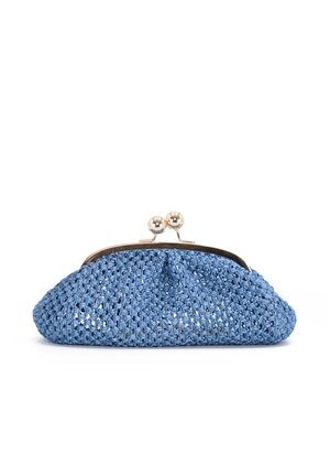 Pochette blu all'uncinetto con telaio metallico dorato e due chiusure rotonde, mostrata su sfondo bianco.