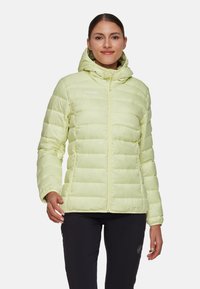 Lys grøn puffy jakke med hætte, quiltet design, frontlynlås og logo på brystet; egnet til koldt vejr.