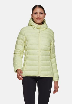 Lys grøn puffy jakke med hætte, quiltet design, frontlynlås og logo på brystet; egnet til koldt vejr.
