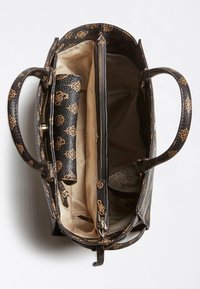 Sac à main en cuir noir texturé avec compartiments intérieurs. Doublure à motifs dorés comprenant une poche zippée et des sections d'organisation.