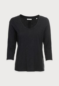 Schwarzes langärmeliges Shirt mit rundem Halsausschnitt und einer leicht lockeren Passform, vor einem schlichten weißen Hintergrund präsentiert.