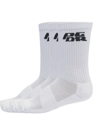 Drie paar witte sokken tot halverwege de kuit met zwarte "PG DR" tekst op de boord en mesh ventilatiepanelen op de voet.