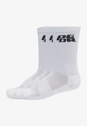 Trois paires de chaussettes blanches mi-mollet avec le texte noir "PG DR" sur la bordure et des panneaux de ventilation en mesh sur le pied.
