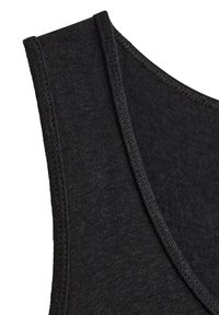 Schwarzes Tanktop aus einem weichen, dehnbaren Stoff, mit breiten Schulterträgern und glatten Nähten entlang des Ausschnitts und der Armlöcher.