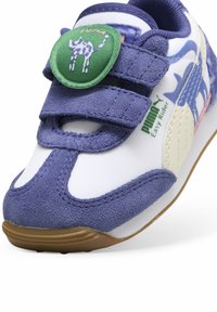 Otroški superge s purpurno antilop kapico, belim mrežastim telesom, dvema Velcro trakovoma in zelenim logotipom živali. Guma podplat.