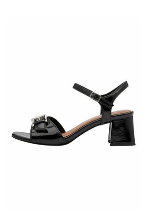 Sandale à talon en cuir verni noir avec orteil ouvert, bride à la cheville et un détail de boucle carrée sur le cou-de-pied. Dispose d'un talon bloc.