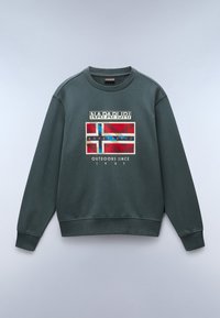 Tmavě zelená mikina se žebrovaným kulatým výstřihem, s velkým grafickým motivem vlajky v červené, modré a bílé barvě, a textem dole v krémové a zlaté.