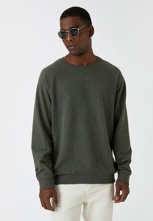 - Sweter