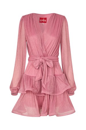 Ροζ φόρεμα τύπου wrap με μακριά μανίκια, πλισέ ύφασμα, ζωνάκι δεμένο με φιόγκο στη μέση και στρώσεις βολάν στο τελείωμα.