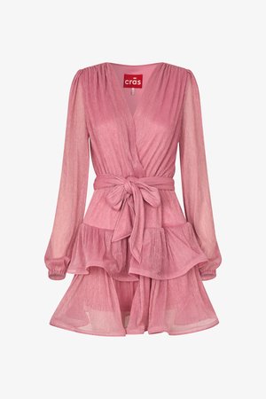 Rózsaszín hosszú ujjú átlapolós ruha pliszírozott anyaggal, masnival megkötött derékkal és réteges fodros szegéllyel.