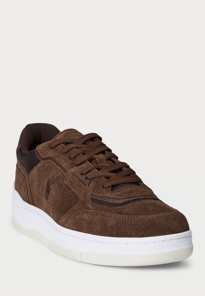 Adidași din suede maroniu, cu limbă căptușită, accente din plasă, șireturi rotunde și talpă din cauciuc alb. Logo-ul este afișat pe lateral.