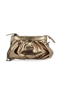 Bolso de mano metálico dorado con textura plisada, cierre de cremallera y un logo grabado en la parte frontal. Incluye una correa de muñeca desmontable.