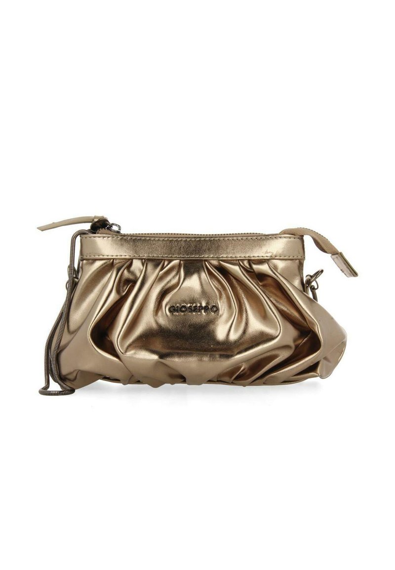 Bolso de mano metálico dorado con textura plisada, cierre de cremallera y un logo grabado en la parte frontal. Incluye una correa de muñeca desmontable.