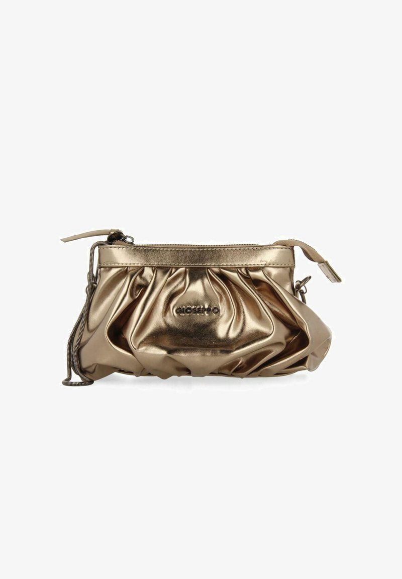 Bolso de mano metálico dorado con textura plisada, cierre de cremallera y un logo grabado en la parte frontal. Incluye una correa de muñeca desmontable.