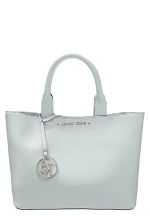 Jasnoniebieska torba typu tote Armani Jeans z podwójnymi uchwytami i przymocowanym okrągłym metalowym zawieszką z logo, wiszącą na jednym uchwycie.