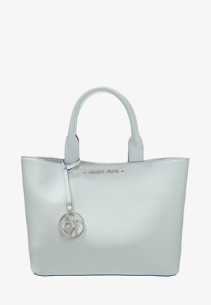 Jasnoniebieska torba typu tote Armani Jeans z podwójnymi uchwytami i przymocowanym okrągłym metalowym zawieszką z logo, wiszącą na jednym uchwycie.
