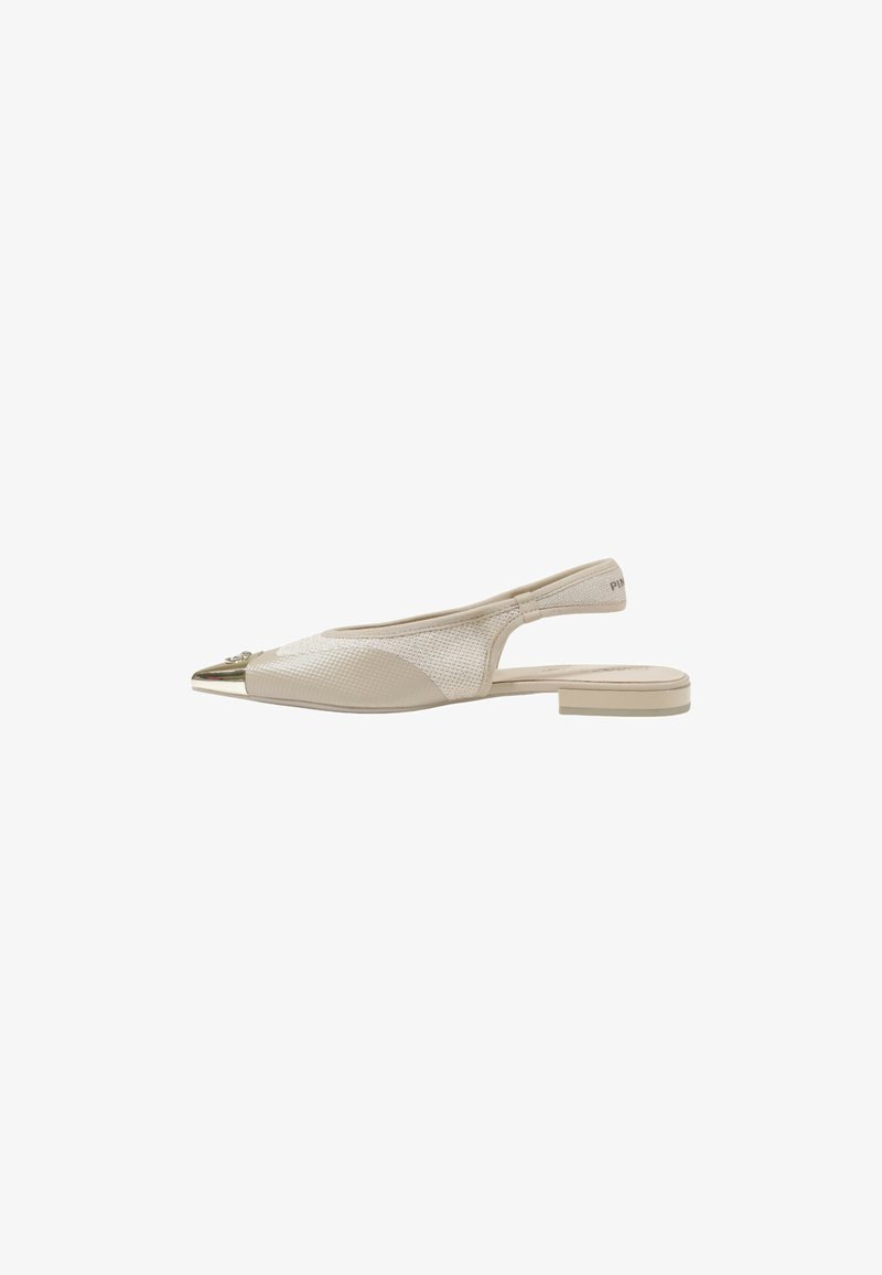 Scarpe piatte slingback beige con punta affusolata, caratterizzate da una tomaia in rete, dettagli lisci e una punta metallica.